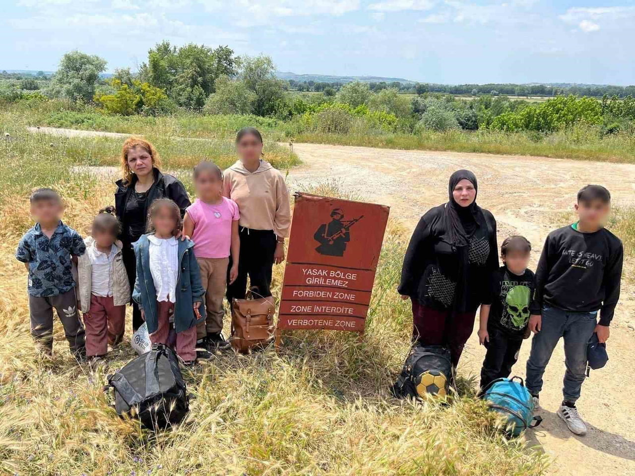YURT DIŞINA KAÇMAK İSTEYEN 32 DÜZENSİZ GÖÇMEN SINIR HATTINDA YAKALANDI