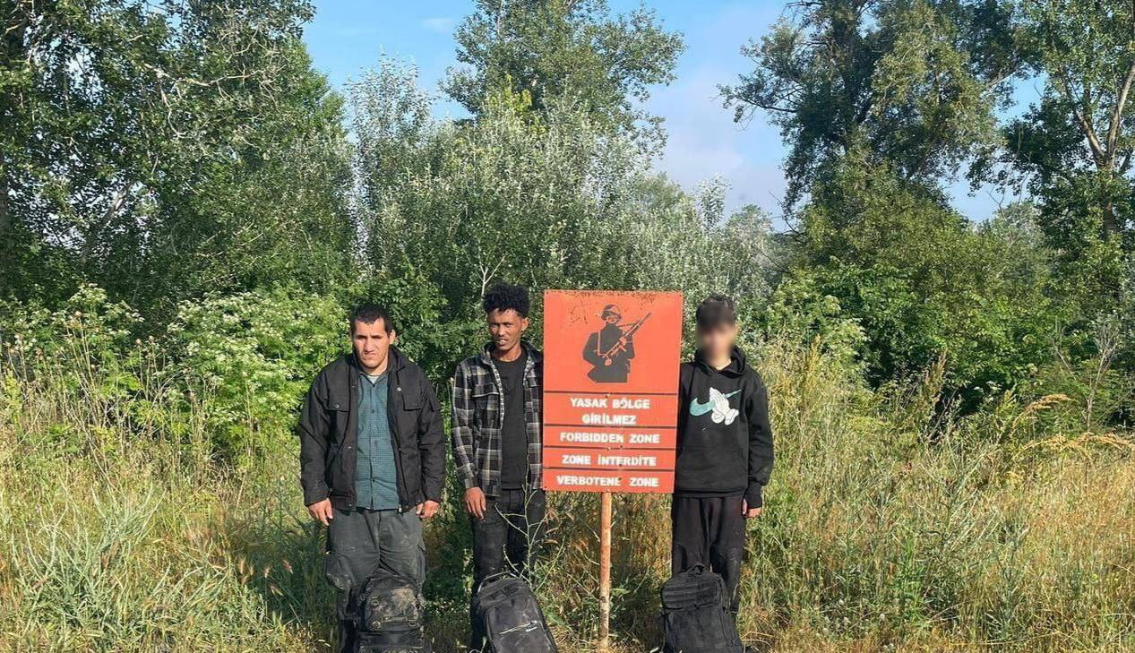 YURT DIŞINA KAÇMAK İSTEYEN 32 DÜZENSİZ GÖÇMEN SINIR HATTINDA YAKALANDI
