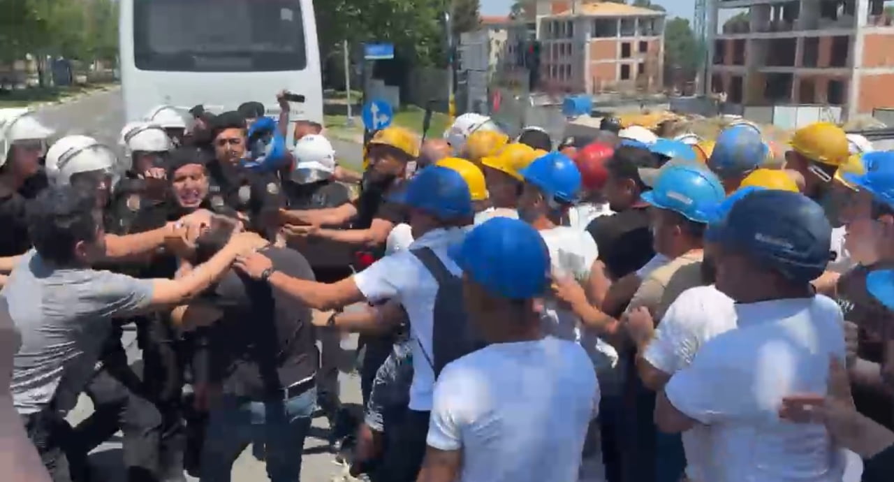 YÜRÜYÜŞE BAŞLAYAN İŞÇİLER, GÜVENLİK GÜÇLERİ TARAFINDAN DURDURULDU. İŞÇİLER İLE GÜVENLİK GÜÇLERİ...