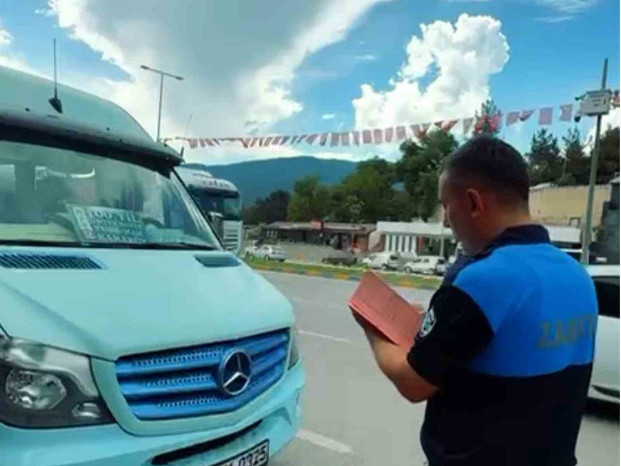 ZABITA EKİPLERİ, MİNİBÜS SÜRÜCÜLERİNE TEMİZLİK, KİŞİSEL BAKIM VE VATANDAŞLARLA İLETİŞİM KONUSUNDA...