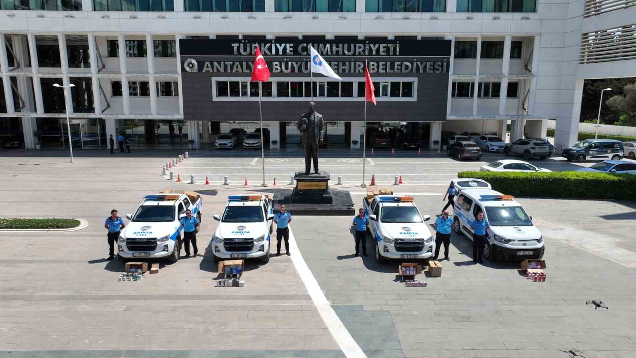 ZABITA EKİPLERİNİN YAPTIĞI DENETİMLERDE İNSAN CİLDİNE VE SAĞLIĞINA ZARARLI 4 BİN 322 ADET SAHTE...