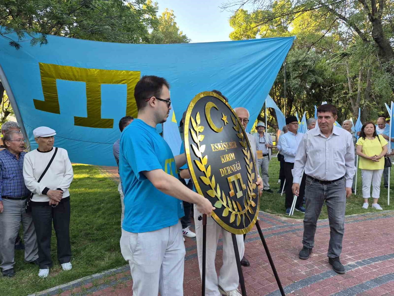 ZEKERİYA CANIGÜROĞLU PARKI KIRIM SÜRGÜN KURBANLARI ANITI'NDA "26 HAZİRAN KIRIM TATAR MİLLİ BAYRAK...