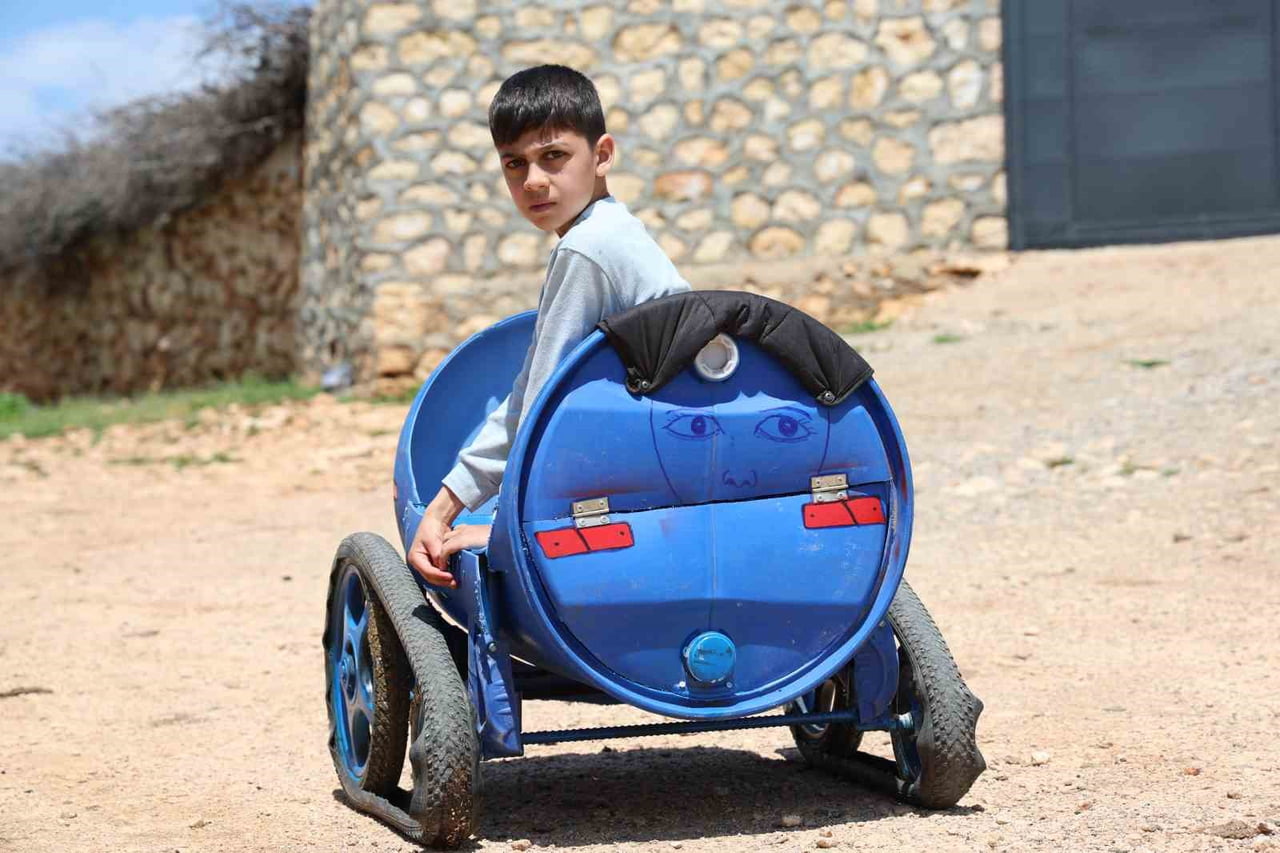 ZEYNEL MEMİŞ BABASININ YAPTIĞI AKÜLÜ ARAÇLA GEZİYOR