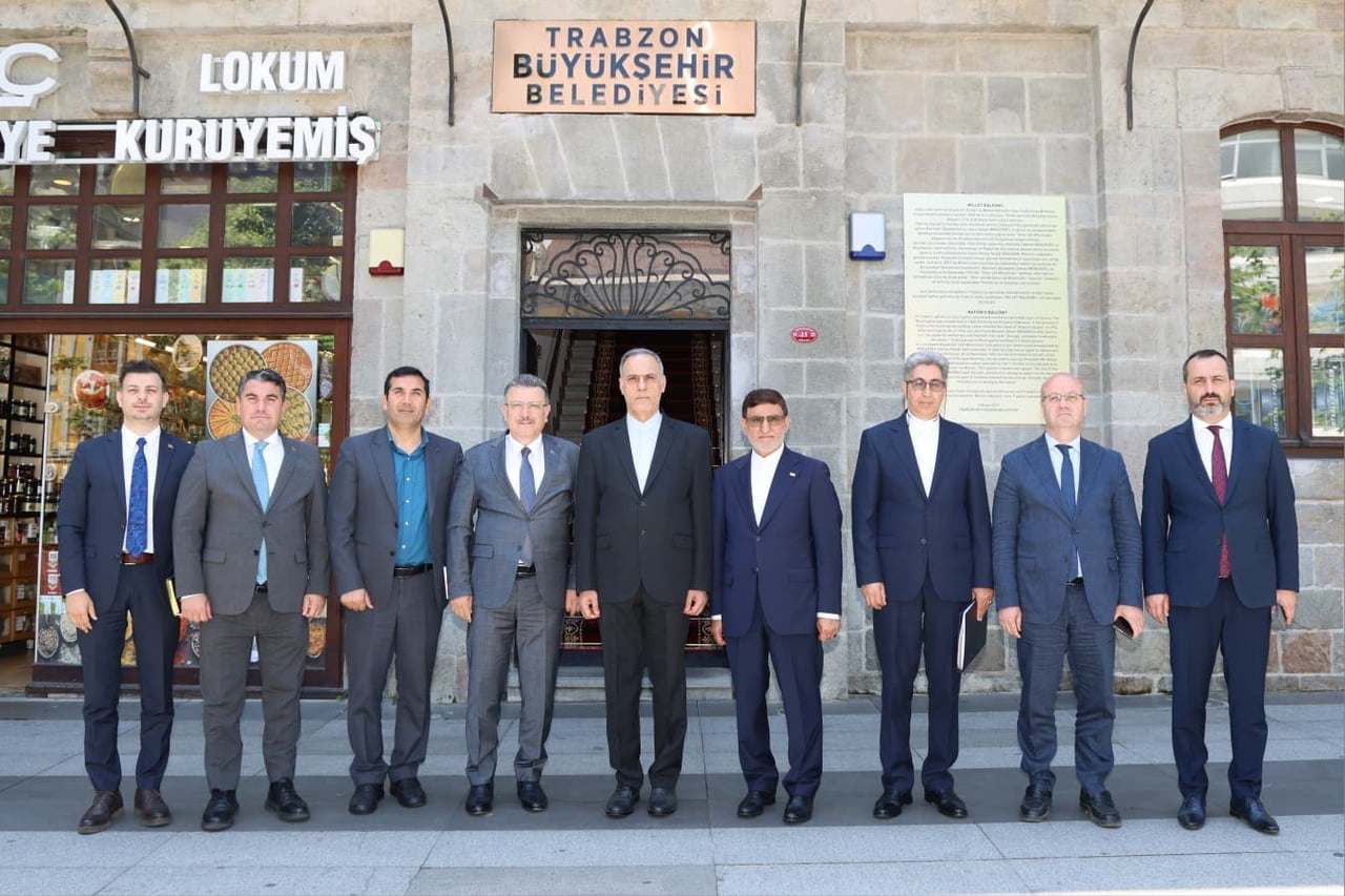 ZİYARETTE İRAN’IN TRABZON BAŞKONSOLOSU NASER MOHEBATİ, BÜYÜKELÇİLİK EKONOMİ UZMANI ASGHAR OMİDİ...