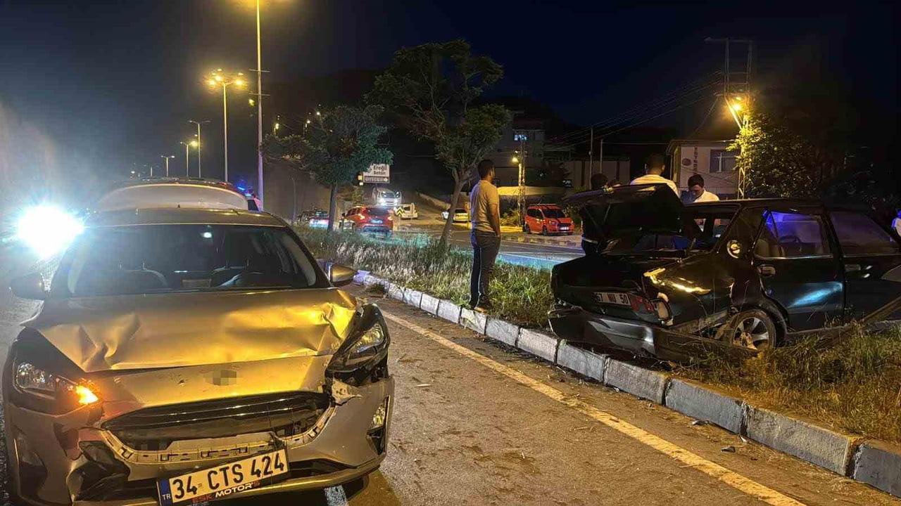 ZONGULDAK'IN ALAPLI İLÇESİNDE OTOMOBİLLE ÇARPIŞAN ARAÇ YAKLAŞIK 100 METRE SÜRÜKLENDİ. KAZADA...