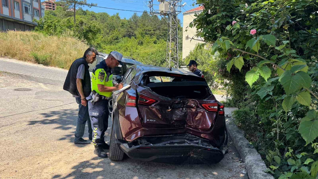 ZONGULDAK'IN ALAPLI İLÇESİNDE YOKUŞ ÇIKARKEN KONTROLDEN ÇIKAN OTOMOBİLİN GERİ GERİ KAYARAK KAVAK...