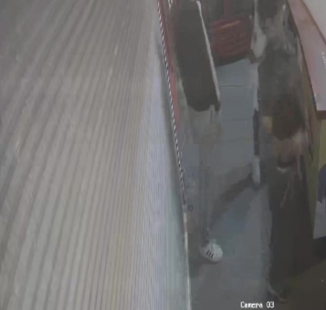 ZONGULDAK'IN EREĞLİ İLÇESİNDE, BİR BÜFENİN İÇECEK DOLABINI ZORLA AÇARAK HIRSIZLIK YAPAN ÜÇ GENCİN...