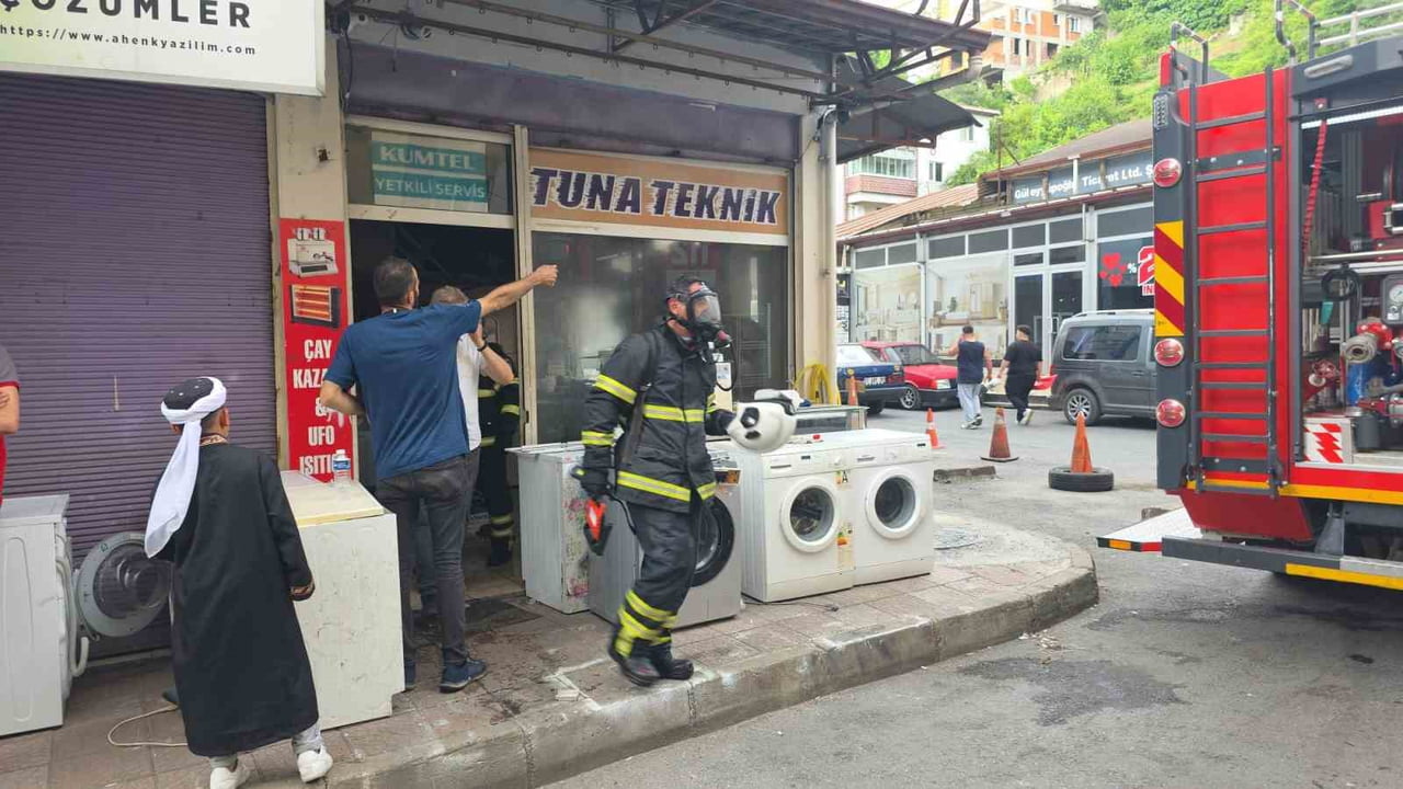 ZONGULDAK'IN KARADENİZ EREĞLİ İLÇESİNDE BEYAZ EŞYA TAMİRİ YAPILAN İŞ YERİNİN DEPOSUNDA ÇIKAN...