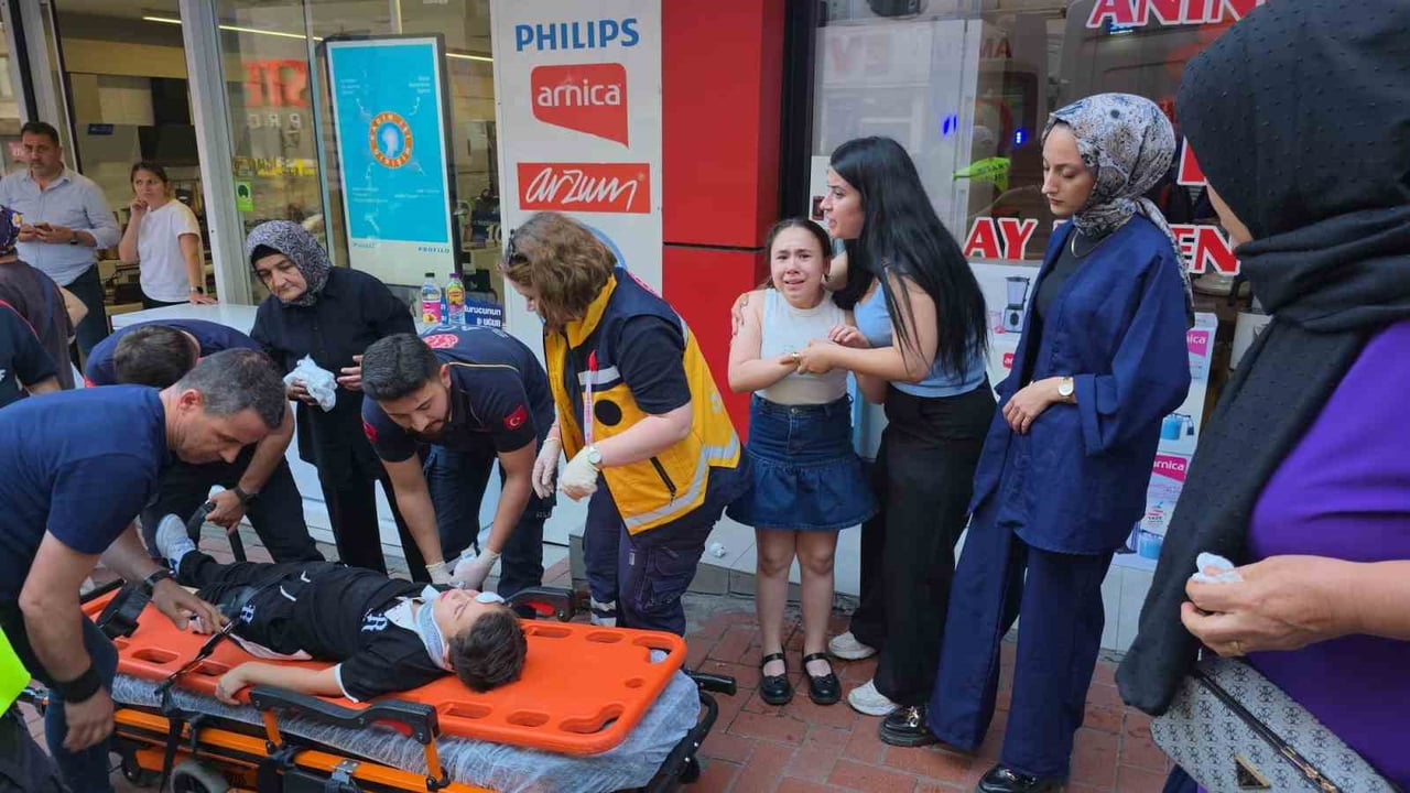 ZONGULDAK'IN KARADENİZ EREĞLİ İLÇESİNDE MEYDANA GELEN TRAFİK KAZASINDA, YOLUN KARŞISINA GEÇMEYE...