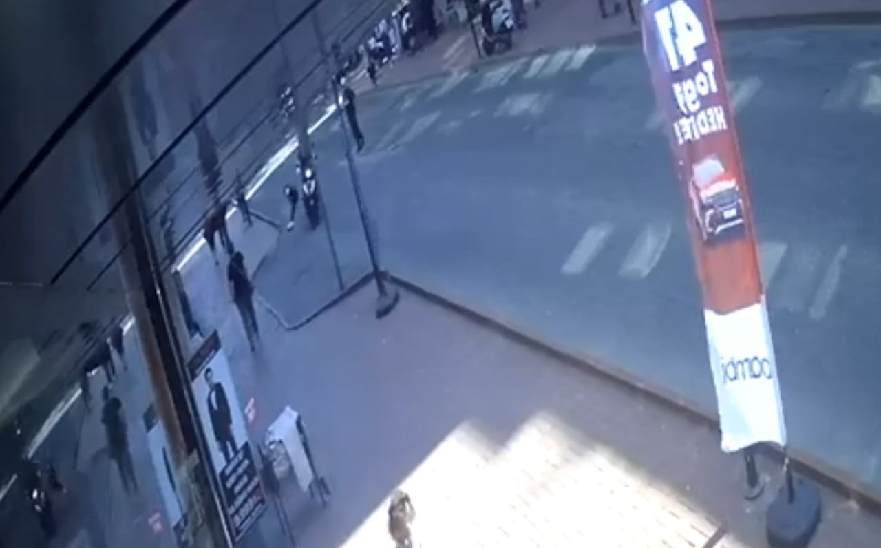 ZONGULDAK'IN KARADENİZ EREĞLİ İLÇESİNDE, YOLUN KARŞISINA GEÇMEYE ÇALIŞAN 10 YAŞINDAKİ ÇOCUĞA...