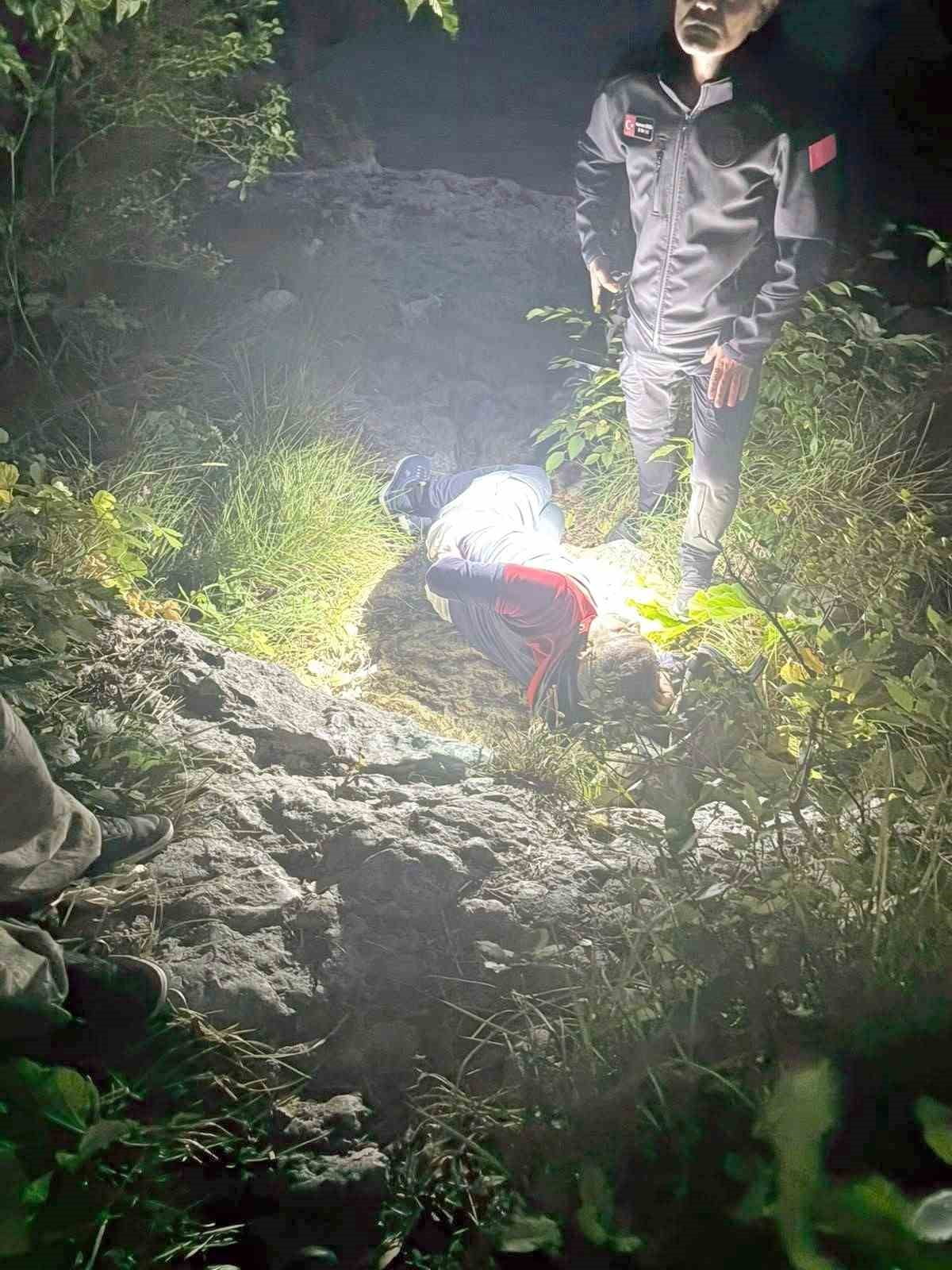 ZONGULDAK'IN KOZLU İLÇESİNDE BALIK AVLAMAK İÇİN ÇIKTIĞI KAYALIKLARDAN DÜŞEREK YARALANAN BİR KİŞİ...