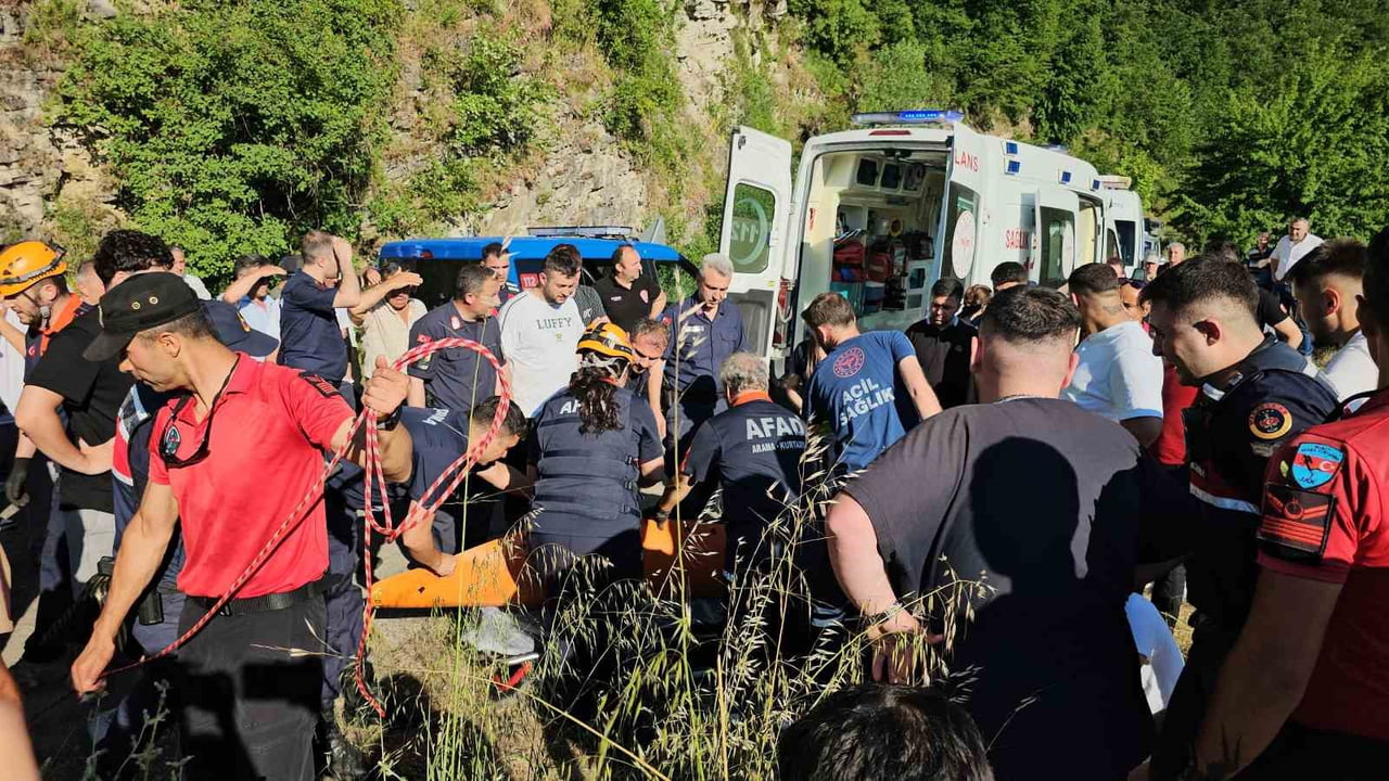 ZONGULDAK'TA ARKADAŞLARIYLA BİRLİKTE ŞELALEYE GİREN 21 YAŞINDAKİ GENCİN CANSIZ BEDENİ 2 SAATLİK...