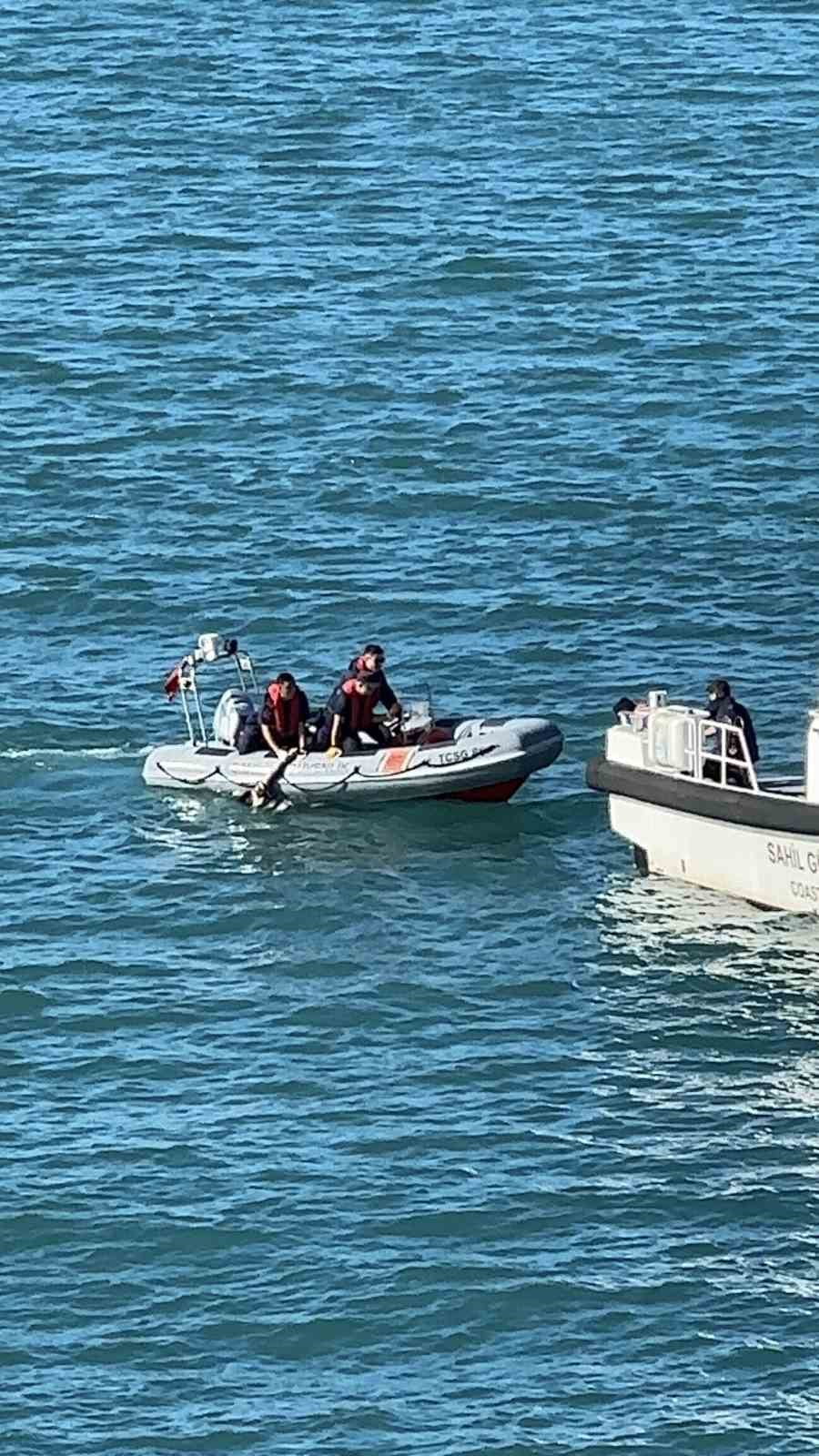 ZONGULDAK'TA KAYALIKLARDA BALIK TUTTUĞU SIRADA DENGESİNİ KAYBEDEREK DENİZE DÜŞEN 67 YAŞINDAKİ ADAM...