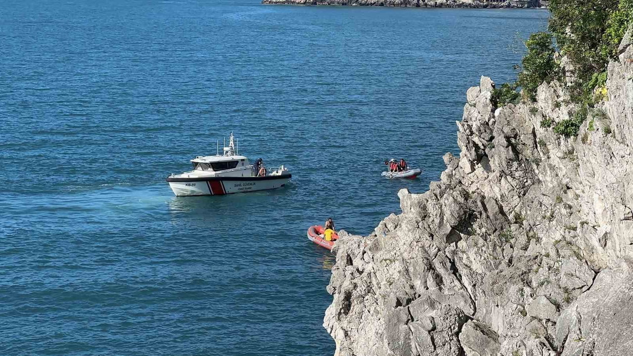 ZONGULDAK'TA KAYALIKLARDA BALIK TUTTUĞU SIRADA DENGESİNİ KAYBEDEREK DENİZE DÜŞEN 67 YAŞINDAKİ ADAM...