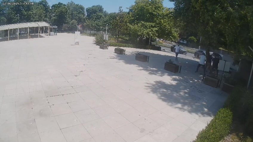 ZONGULDAK'TA ÜÇ ARACIN KARIŞTIĞI KAZANIN GÜVENLİK KAMERASI ORTAYA ÇIKTI. ARAÇLARDAN BİRİ CAMİ...