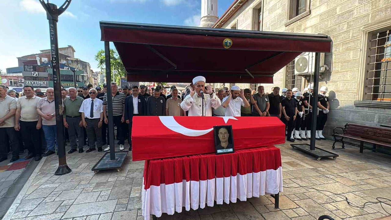 ZONGULDAK (İHA) - DÜZCE'DE GÖREV YAPAN ÇEVİK KUVVET POLİS MEMURU SAMET ÖZDEMİR (29), EVİNDE...
