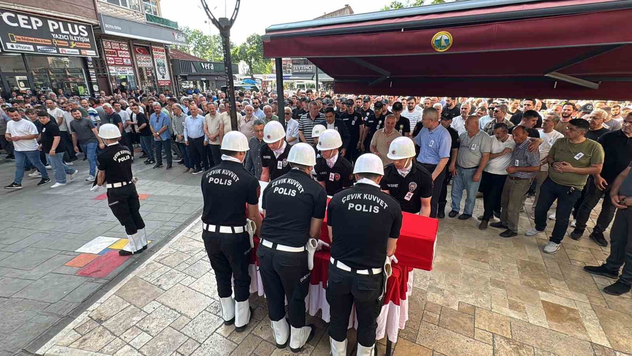 ZONGULDAK (İHA) - DÜZCE'DE GÖREV YAPAN ÇEVİK KUVVET POLİS MEMURU SAMET ÖZDEMİR (29), EVİNDE...