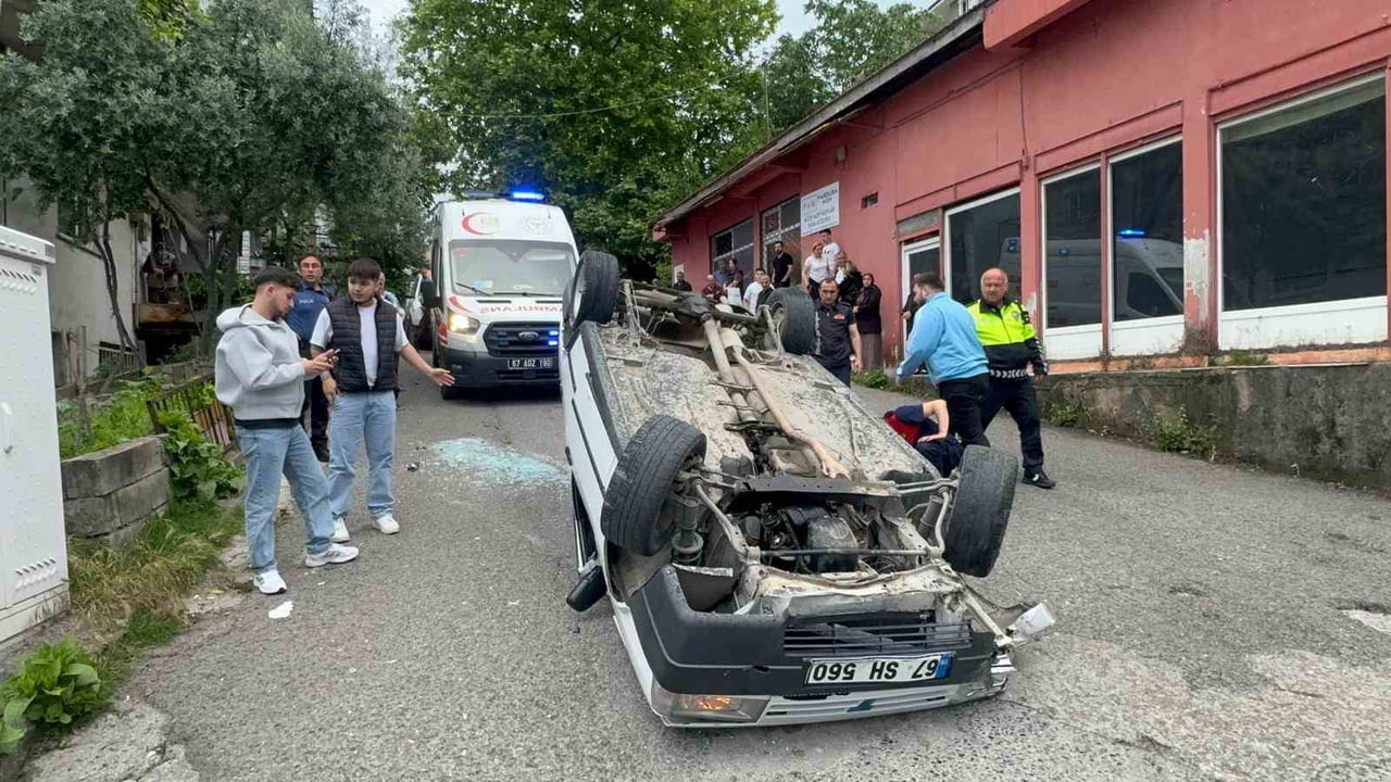 ZONGULDAK (İHA) - ZONGULDAK'IN ALAPLI İLÇESİNDE FRENİ BOŞALDIĞI İDDİA EDİLEN TOFAŞ MARKA...