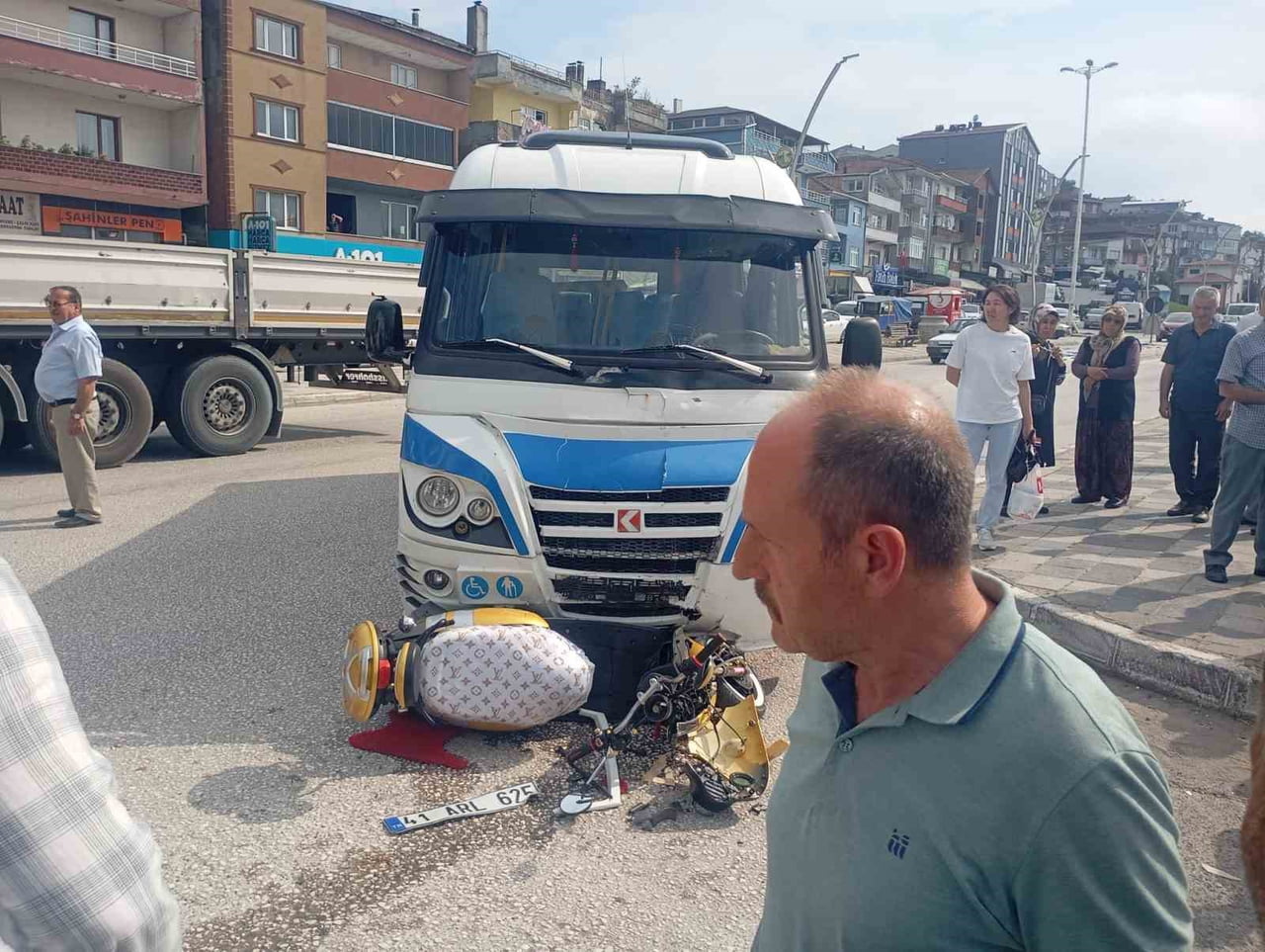 ZONGULDAK (İHA) - ZONGULDAK'IN ALAPLI İLÇESİNDE  MEYDANA GELEN TRAFİK KAZASINDA MİNİBÜS İLE...