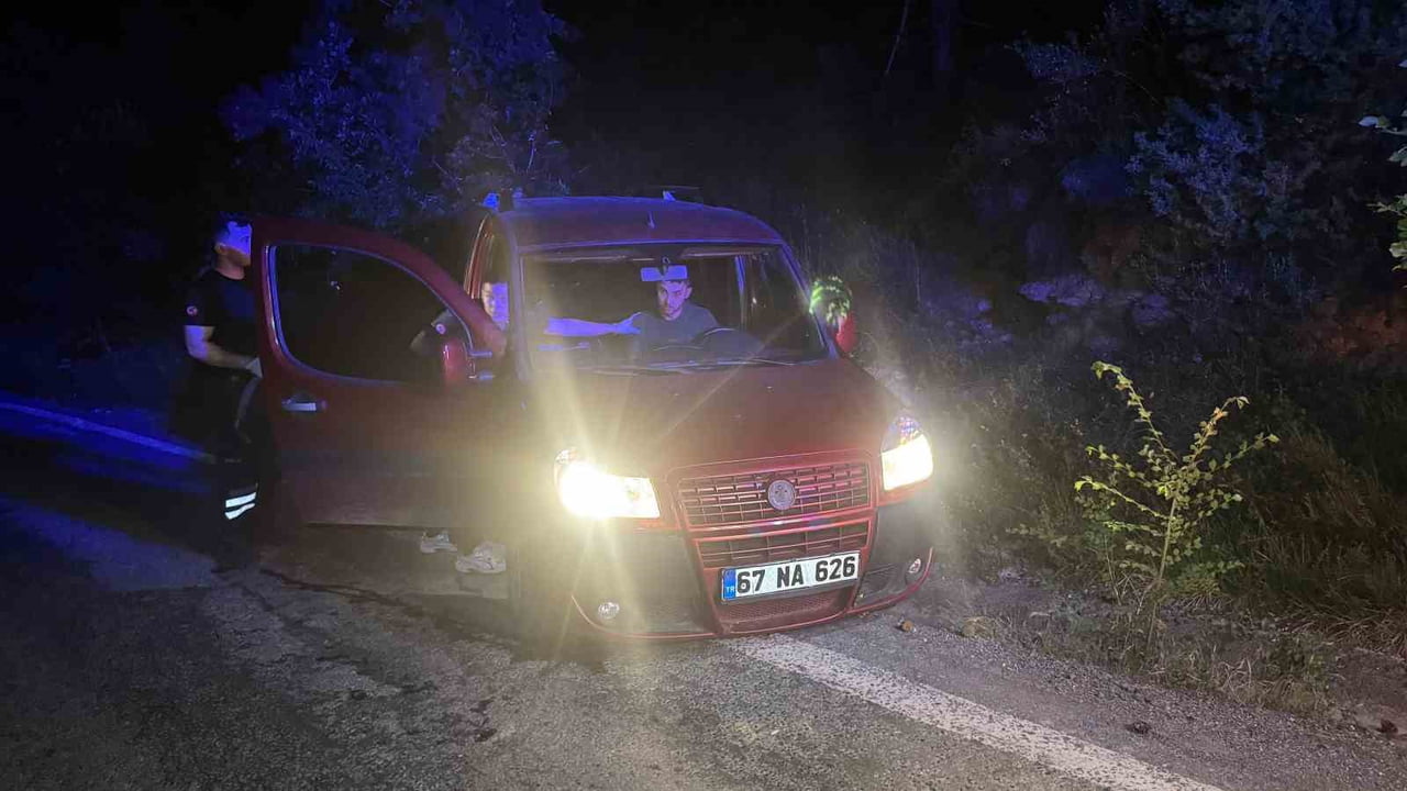 ZONGULDAK (İHA) - ZONGULDAK’IN ALAPLI İLÇESİNDE DİREKSİYON BAŞINDA UYUYAKALAN SÜRÜCÜNÜN YAPILAN...