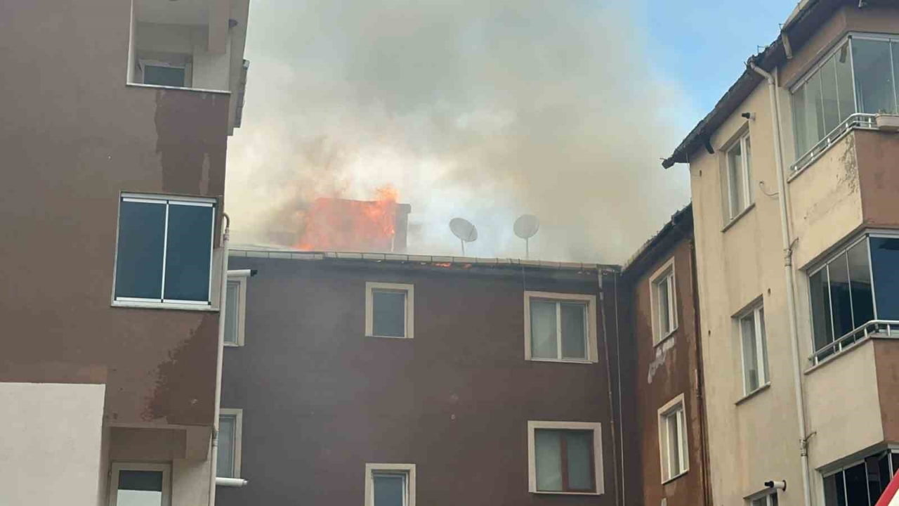 ZONGULDAK (İHA) - ZONGULDAK’IN KARADENİZ EREĞLİ İLÇESİNDE YEDİ KATLI BİNANIN ÇATI KATI ALEV ALEV...