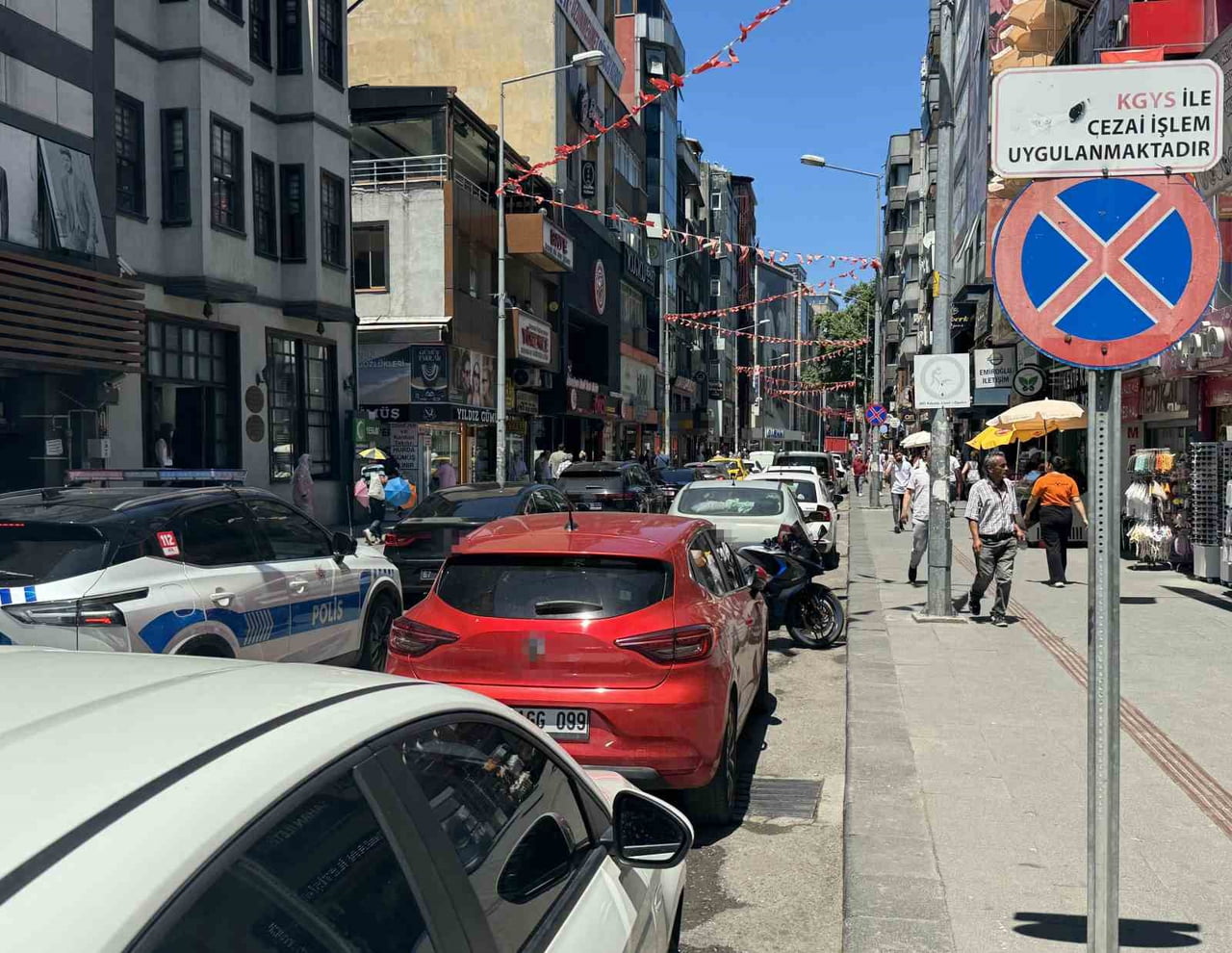 ZONGULDAK(İHA)-ZONGULDAK’TA GELİŞİ GÜZEL VE KURALLARA AYKIRI ŞEKİLDE PARK EDİLEN ARAÇLAR, ŞEHİR...