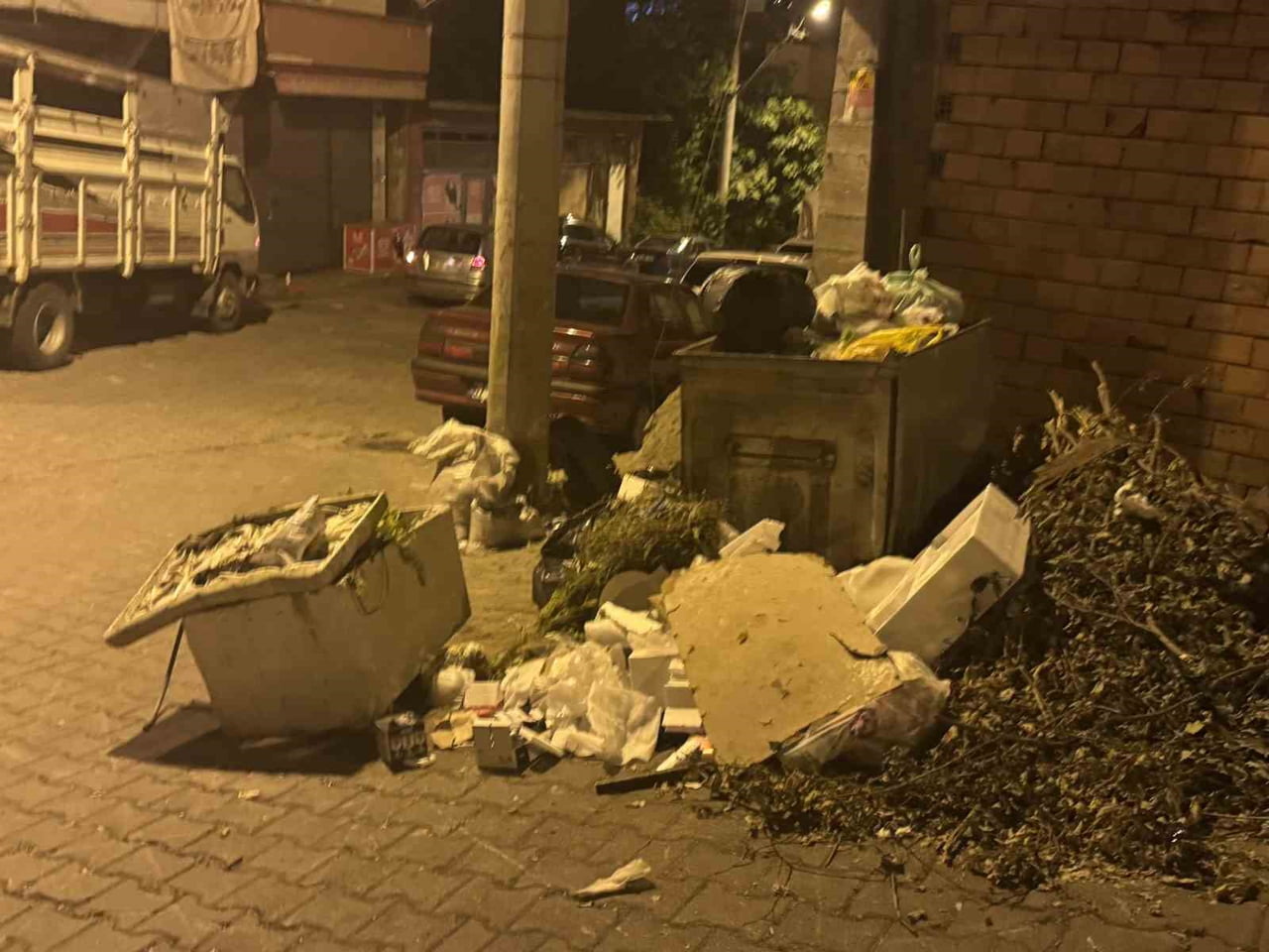 ZONGULDAK(İHA)-ZONGULDAK’TA TOPLANMAYAN ÇÖPLER VATANDAŞIN TEPKİSİNE NEDEN OLDU.