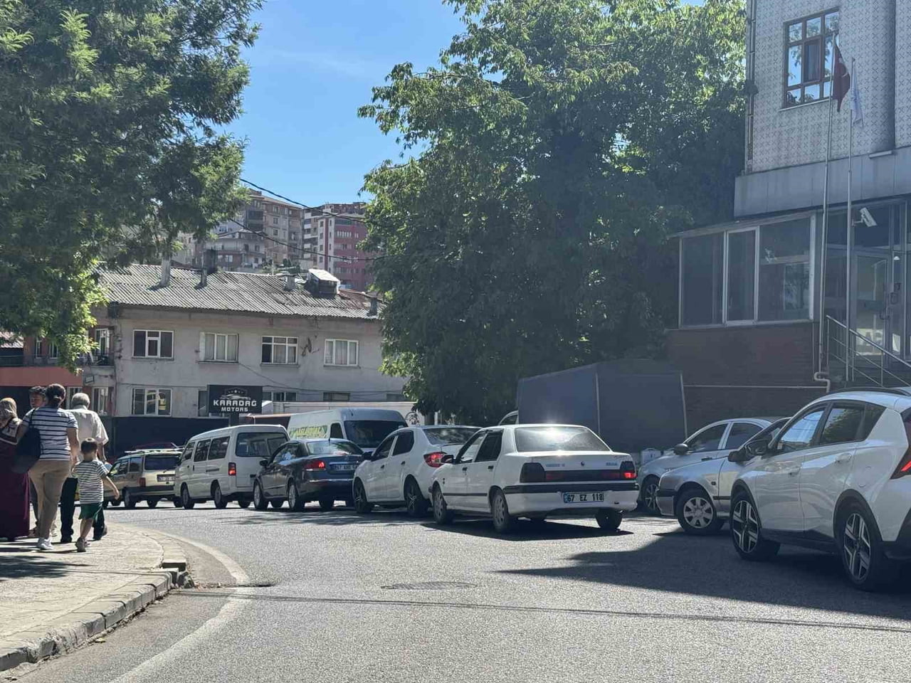 ZONGULDAK(İHA)-ZONGULDAK’TA YAŞANAN TRAFİK ÇİLESİ VATANDAŞIN TEPKİSİNE NEDEN OLDU.