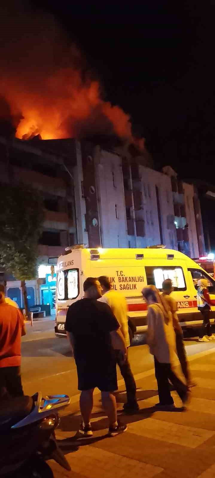 ZONGULDAK’IN ÇAYCUMA İLÇESİNDE GECE SAATLERİN DE  4 KATLI BİR BİNANIN ÇATISINDA ÇIKAN YANGIN...