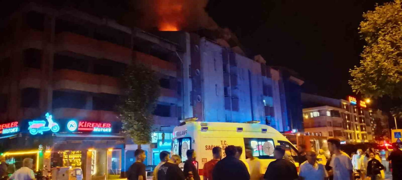 ZONGULDAK’IN ÇAYCUMA İLÇESİNDE GECE SAATLERİN DE  4 KATLI BİR BİNANIN ÇATISINDA ÇIKAN YANGIN...
