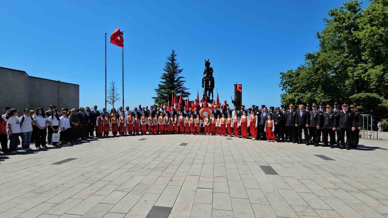 ZONGULDAK’IN DÜŞMAN İŞGALİNDEN KURTULUŞUNUN 105'İNCİ YIL DÖNÜMÜ KENTTE DÜZENLENEN TÖRENLERLE...