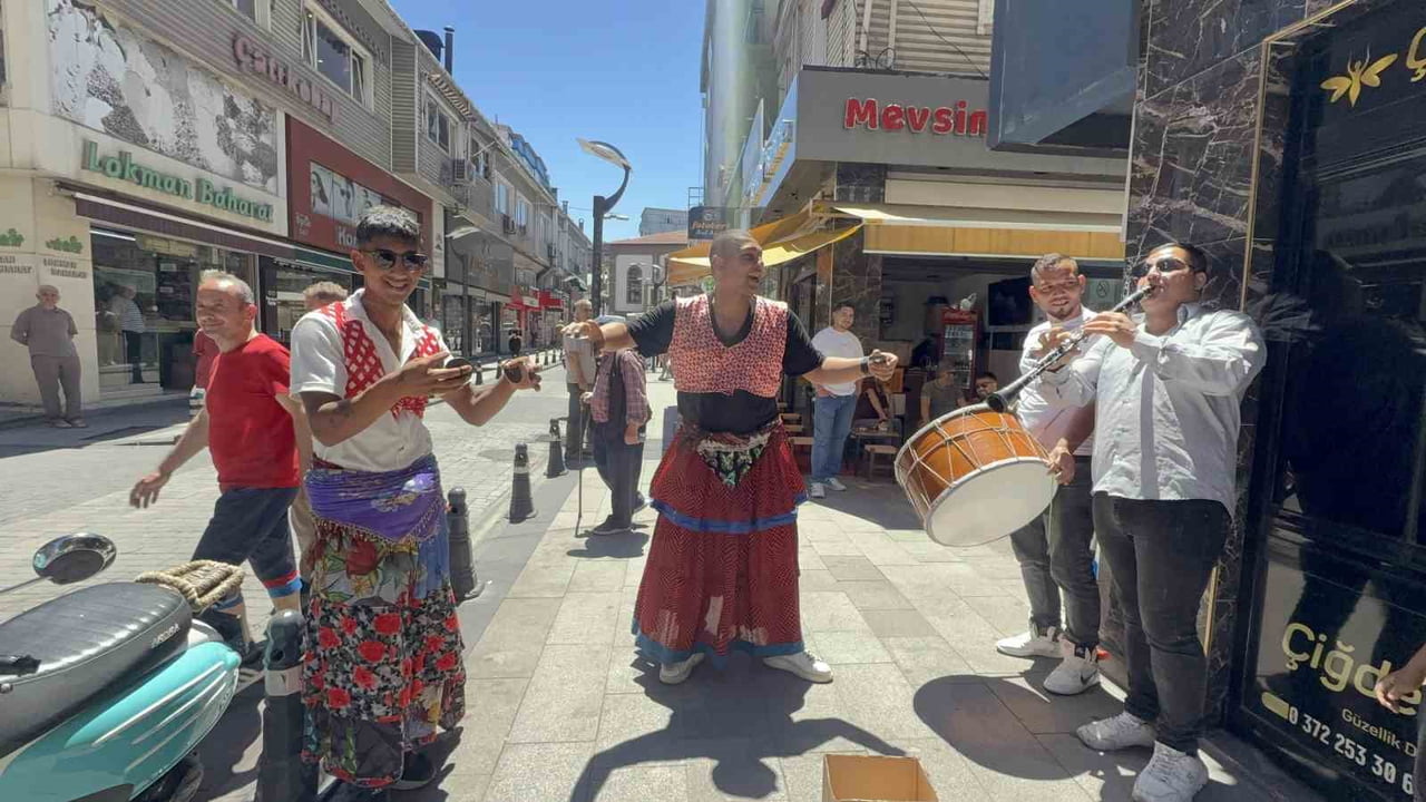 ZONGULDAK’IN MİTHATPAŞA MAHALLESİ NİZAM CADDESİ DOKTORLAR SOKAĞI’NDA ROMAN VATANDAŞLARIN MÜZİKLİ...