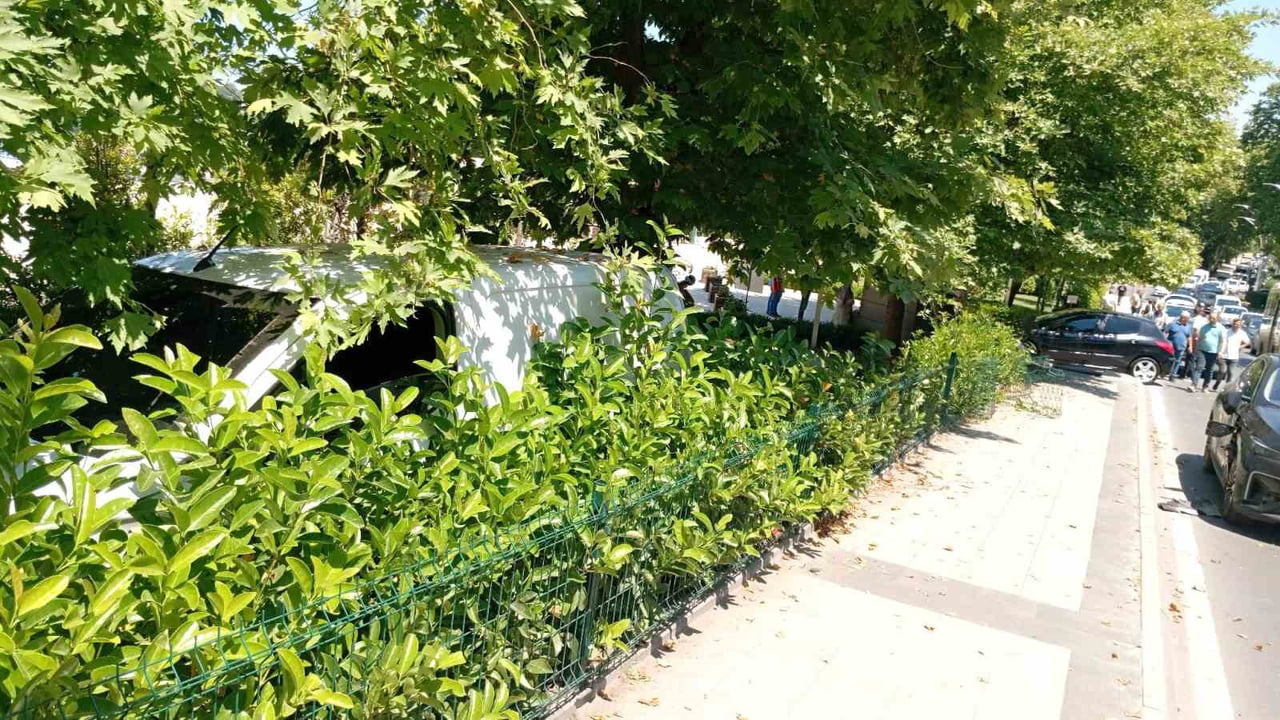 ZONGULDAK’TA KONTROLDEN ÇIKAN HAFİF TİCARİ ARAÇ, 3 OTOMOBİLE ÇARPTIKTAN SONRA CAMİ BAHÇESİNE...
