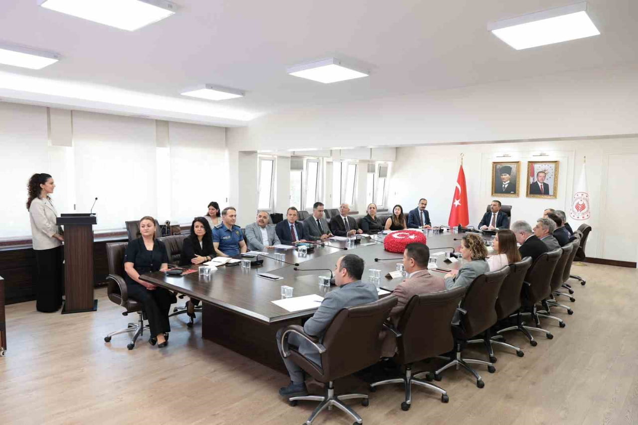 ZONGULDAK VALİSİ OSMAN HACIBEKTAŞOĞLU BAŞKANLIĞINDA, KADINA YÖNELİK ŞİDDETLE MÜCADELE İL...