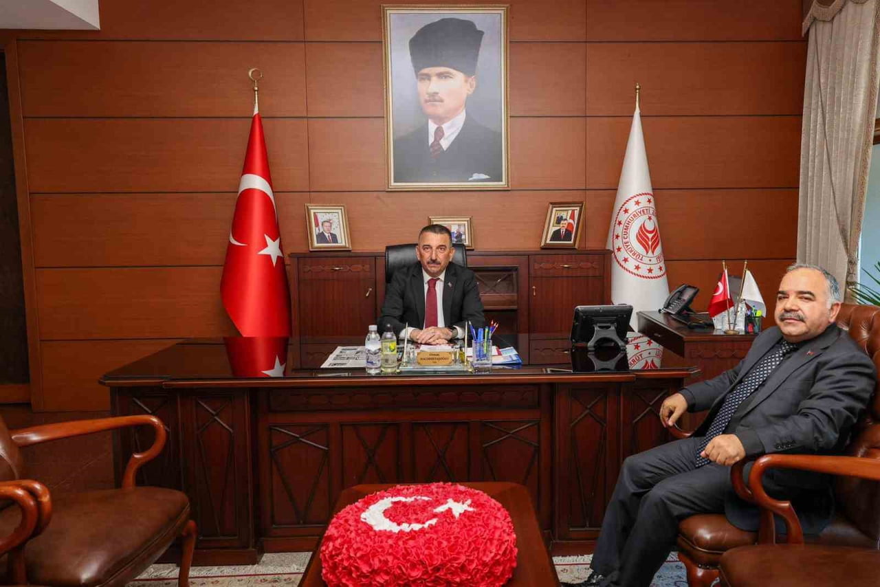 ZONGULDAK VALİSİ OSMAN HACIBEKTAŞOĞLU, İL MÜFTÜSÜ  İBRAHİM HALİL DEMİR’İ MAKAMINDA KABUL...