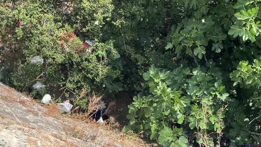 10 metreden düşen kadın, yardıma gelen polislerden kaçtı