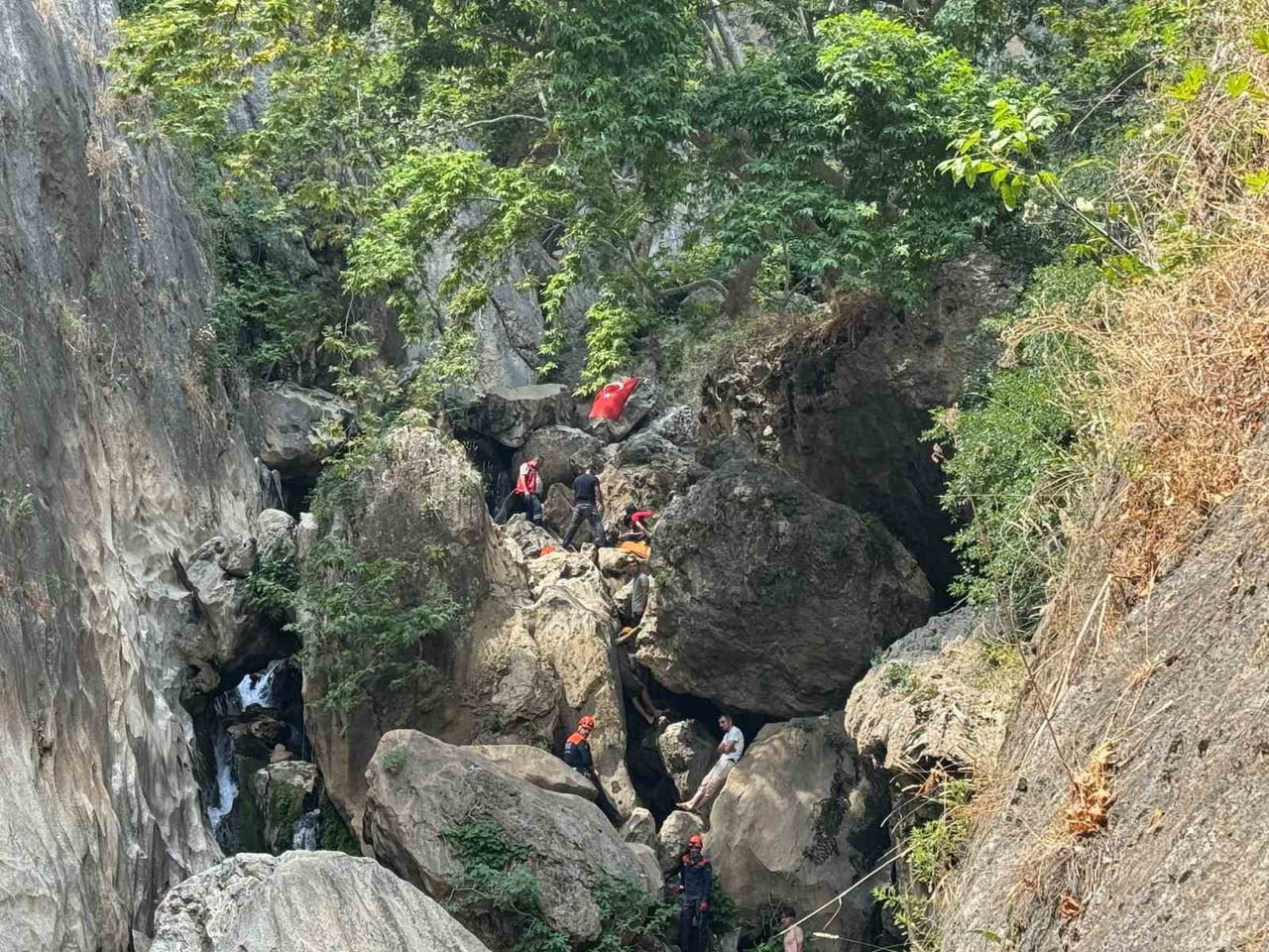 112 ACİL ÇAĞRI MERKEZİ'NE YAPILAN İHBARDA, BİR ÇOCUĞUN DÜŞEREK YARALANDIĞI VE BULUNDUĞU NOKTADA...