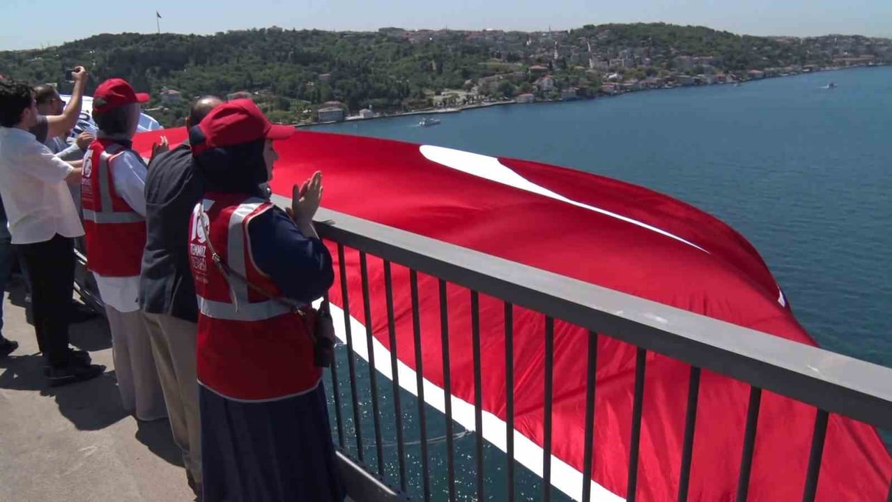 15 TEMMUZ'UN 10'UNCU YILINDA 15 TEMMUZ ŞEHİTLER KÖPRÜSÜ'NE DEV TÜRK BAYRAĞI ASILDI