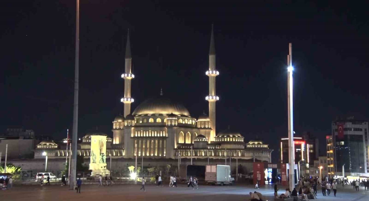 15 TEMMUZ'UN 10. YIL DÖNÜMÜNDE İSTANBUL'DA CAMİLERDE SELA OKUNDU