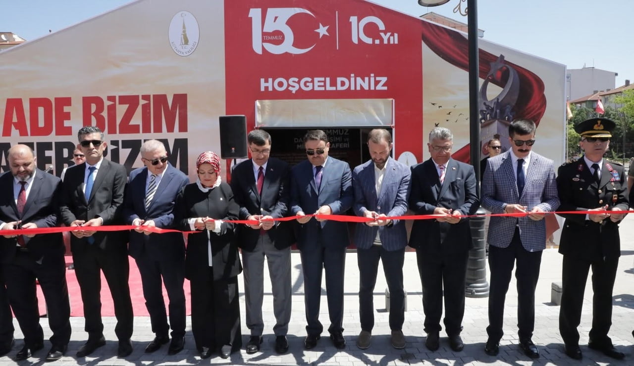 15 TEMMUZ'UN HAFIZASI KÜTAHYA ZAFER MEYDANI'NDA YAŞATILIYOR