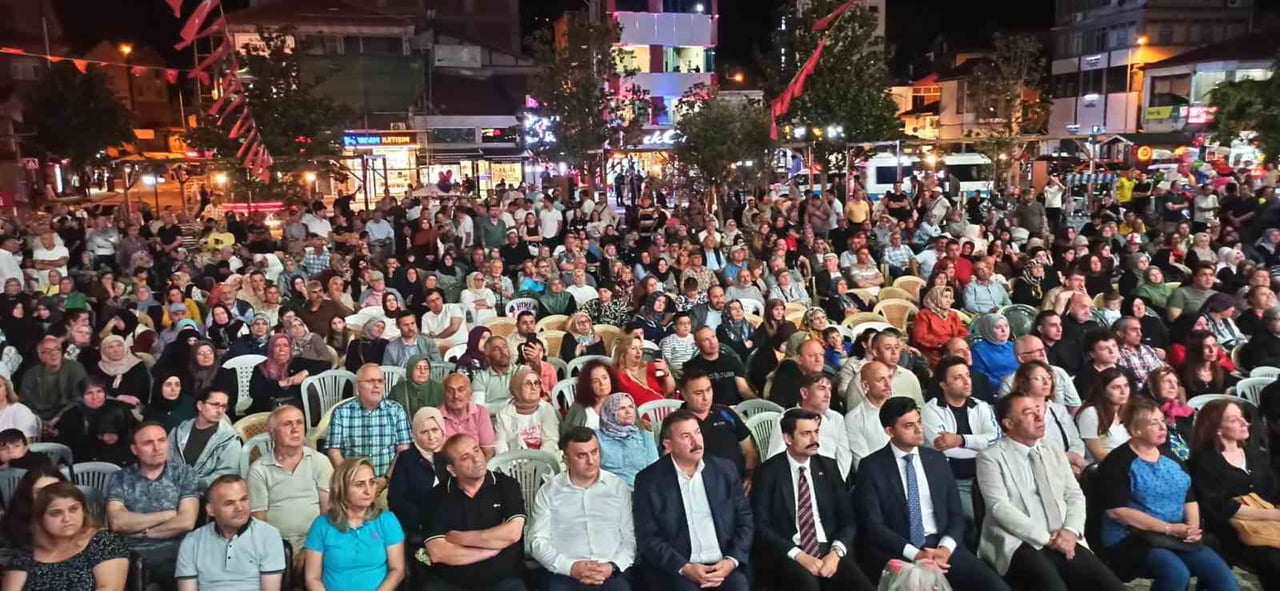 15  TEMMUZ ANMA PROĞRAMINDA YÜZLERCE VATANDAŞ BİR ARAYA GELDİ