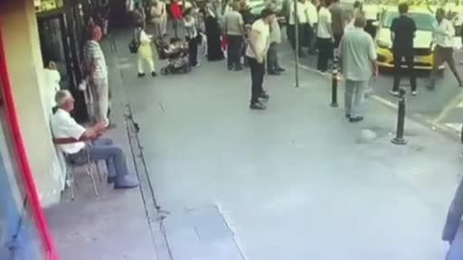 15 Temmuz Demokrasi Otogarı'nda taksiciler arasında bıçaklı kavga kamerada: 1’i hafif 2...