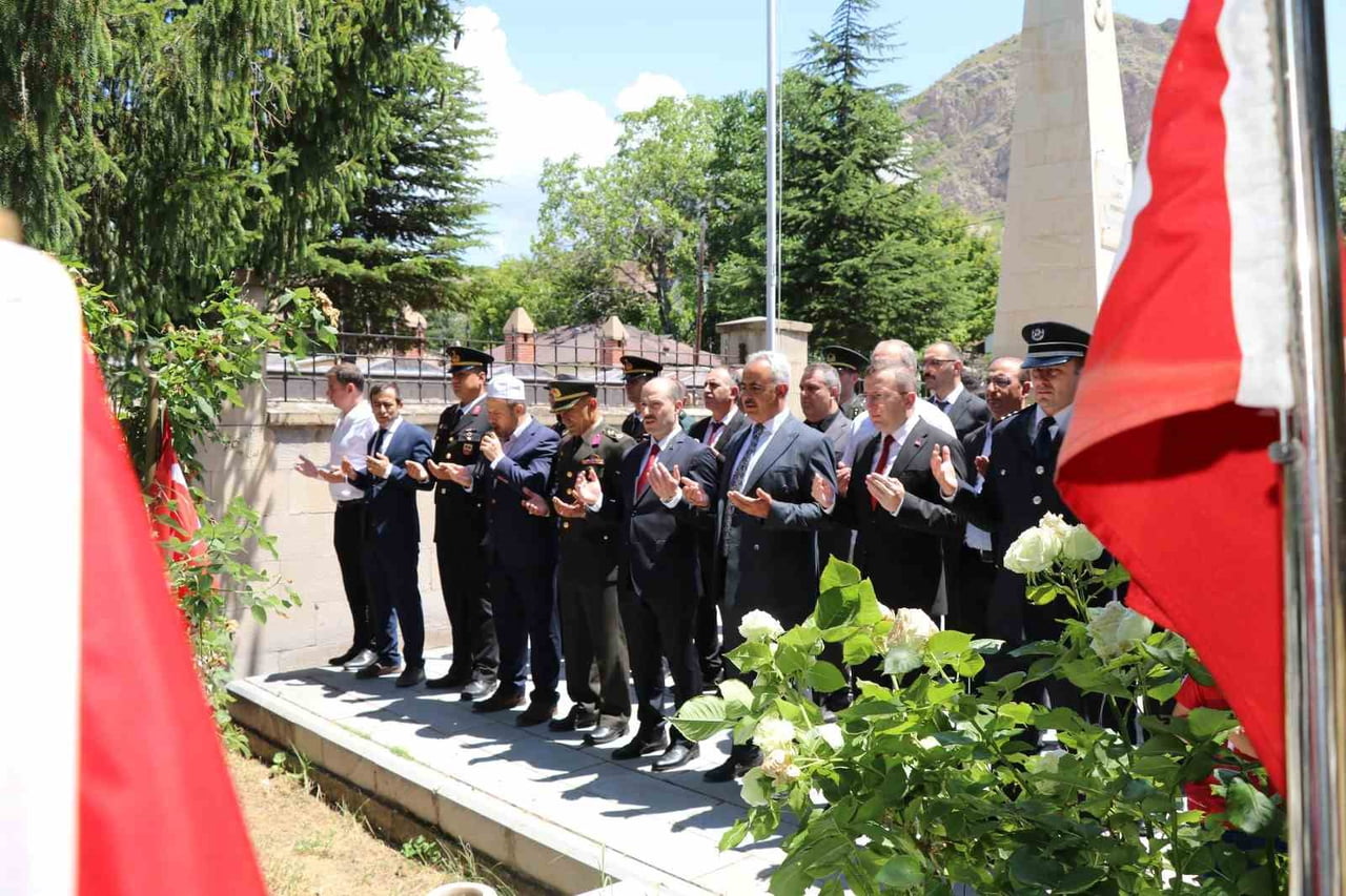 15 TEMMUZ DEMOKRASİ VE MİLLÎ BİRLİK GÜNÜ DOLAYISIYLA ERZURUM'UN OLTU İLÇESİNDE DÜZENLENEN ANMA...