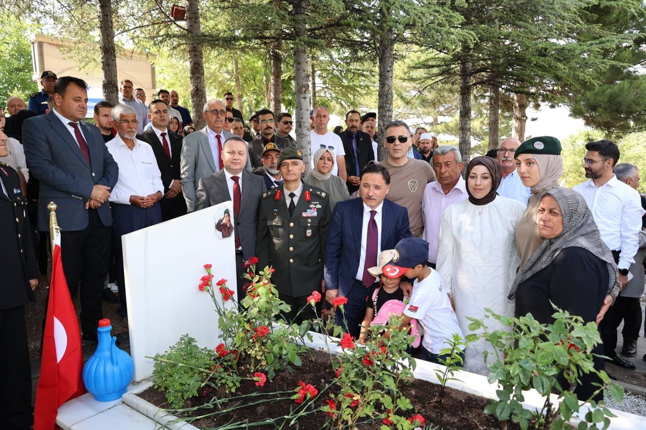 15 TEMMUZ DEMOKRASİ VE MİLLÎ BİRLİK GÜNÜ KAPSAMINDA, BÜNYANLI 15 TEMMUZ ŞEHİDİ CENNET YİĞİT KABRİ...
