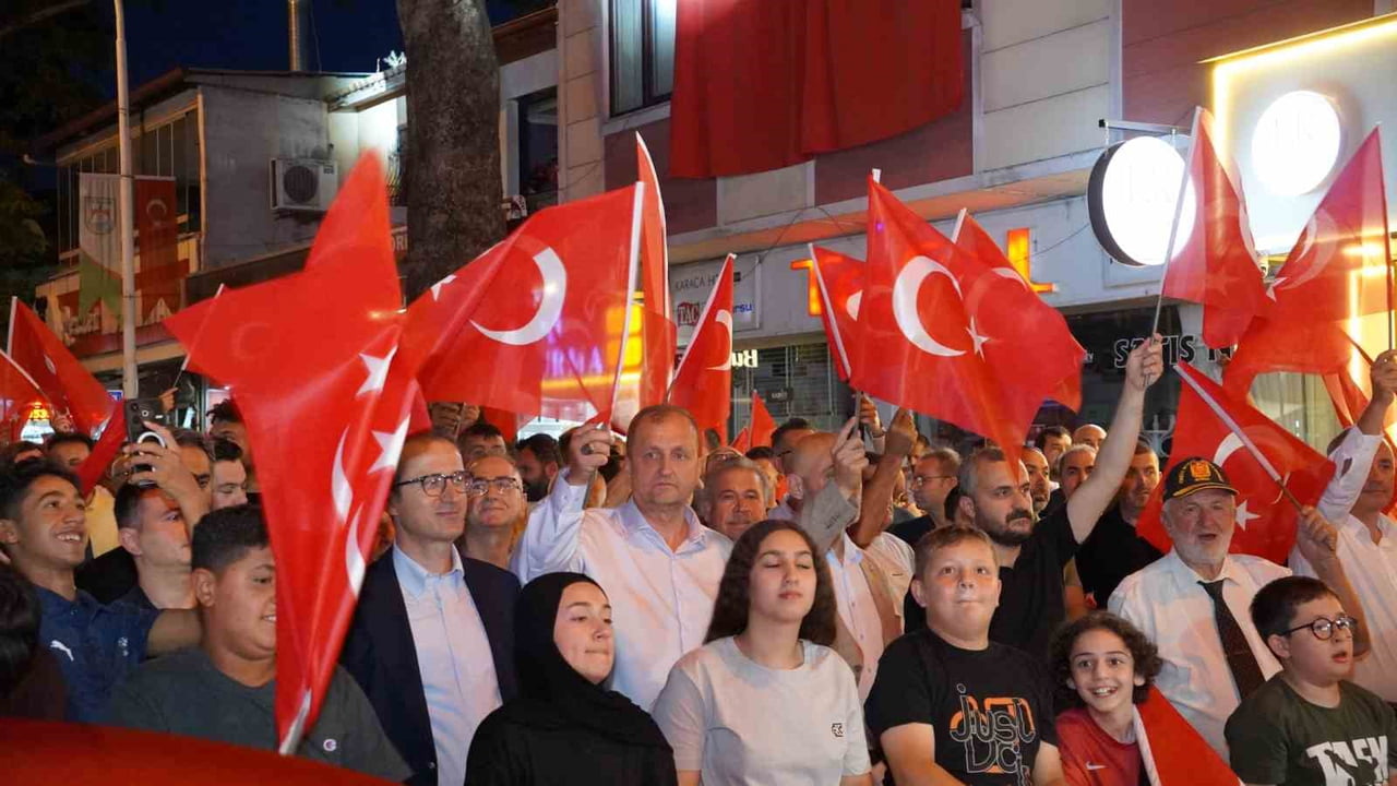 15 TEMMUZ DEMOKRASİ VE MİLLİ BİRLİK GÜNÜ’NÜN 10.YIL DÖNÜMÜNDE İZNİKLİLER MİLLİ İRADE MEYDANINDA...