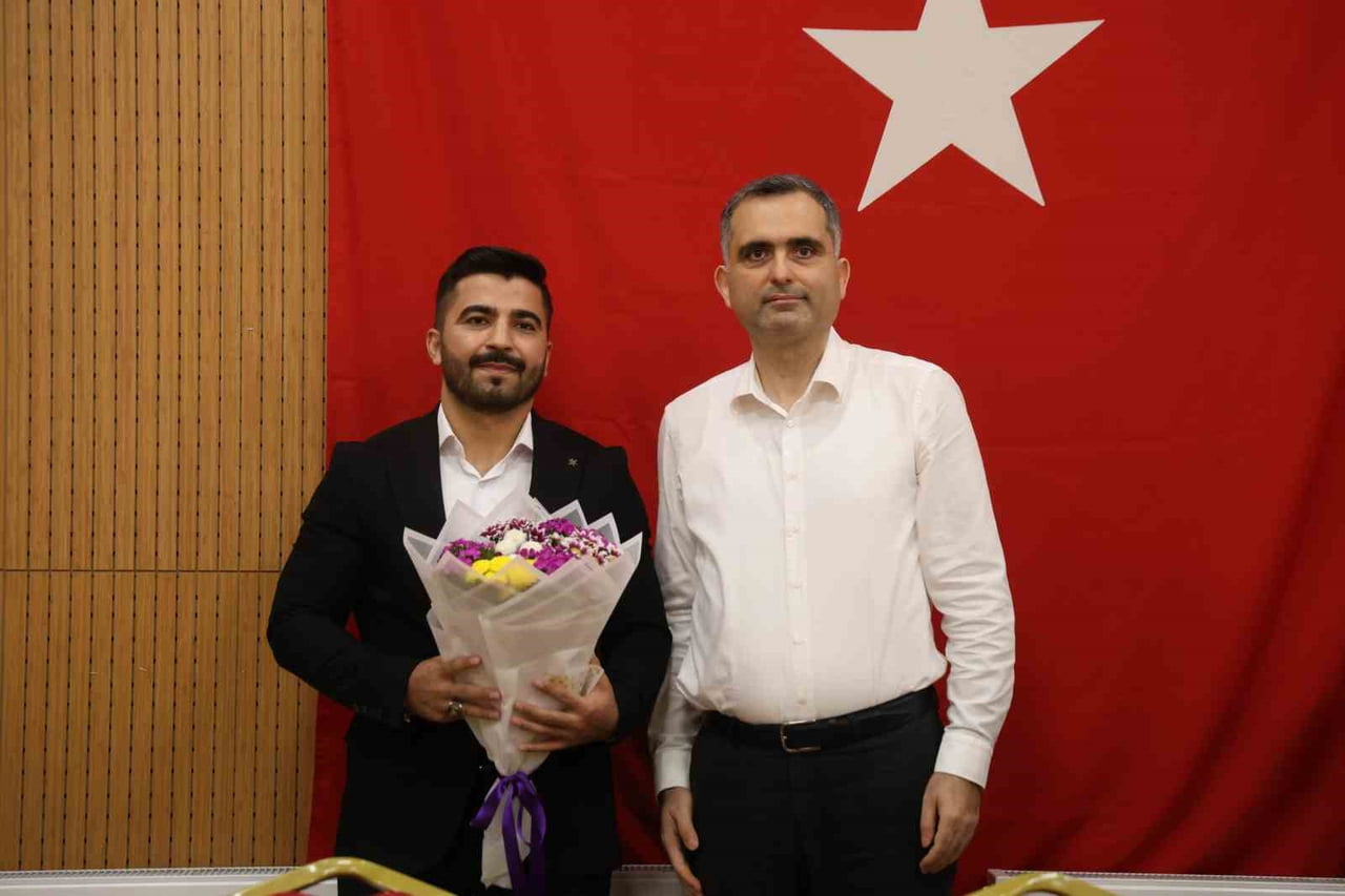 15 TEMMUZ GAZİSİ OĞUZHAN KONUR ALP'E KOZAN KAYMAKAMI BAHATTİN ALPARSLANKÖYLÜ ÇİÇEK TAKDİM...