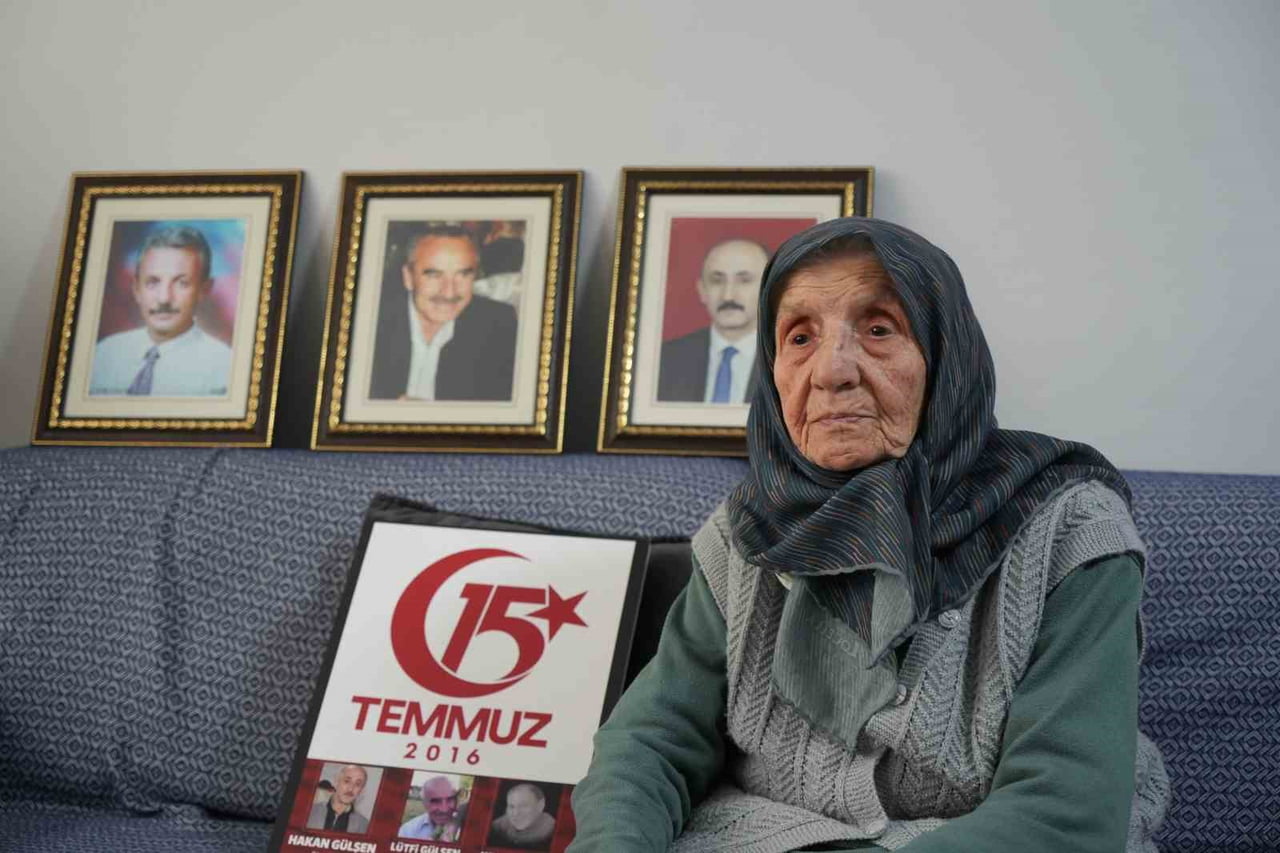 15 TEMMUZ HAİN DARBE GİRİŞİMİNDE İKİ OĞLU VE BİR DAMADINI ŞEHİT VEREN 100 YAŞINDAKİ MUZAFFER...