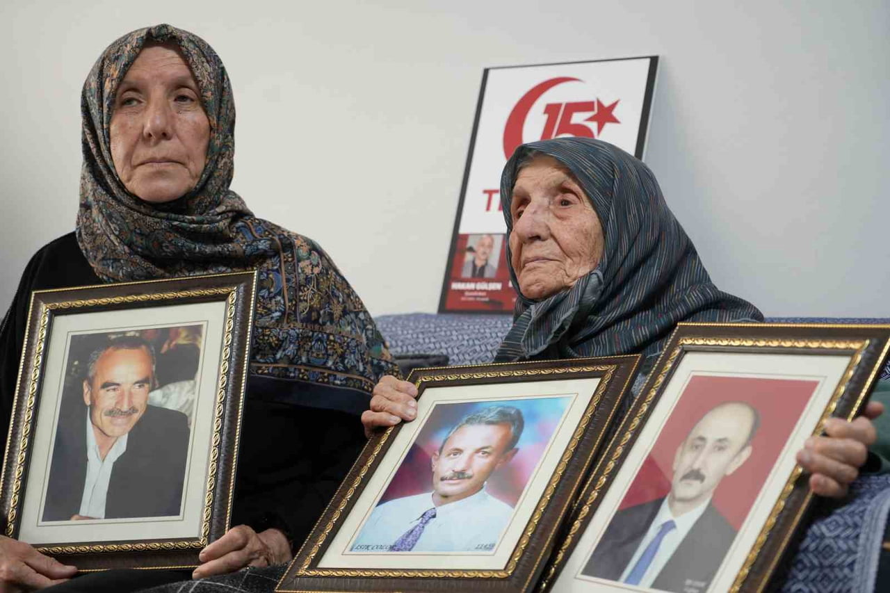 15 TEMMUZ HAİN DARBE GİRİŞİMİNDE İKİ OĞLU VE BİR DAMADINI ŞEHİT VEREN 100 YAŞINDAKİ MUZAFFER...