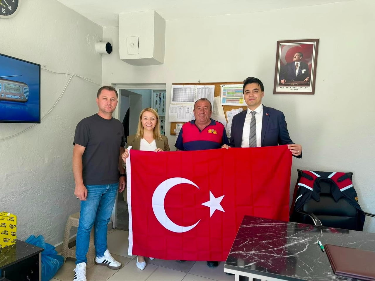 15 TEMMUZ ÖNCESİ ESNAFA TÜRK BAYRAĞI DAĞITILDI