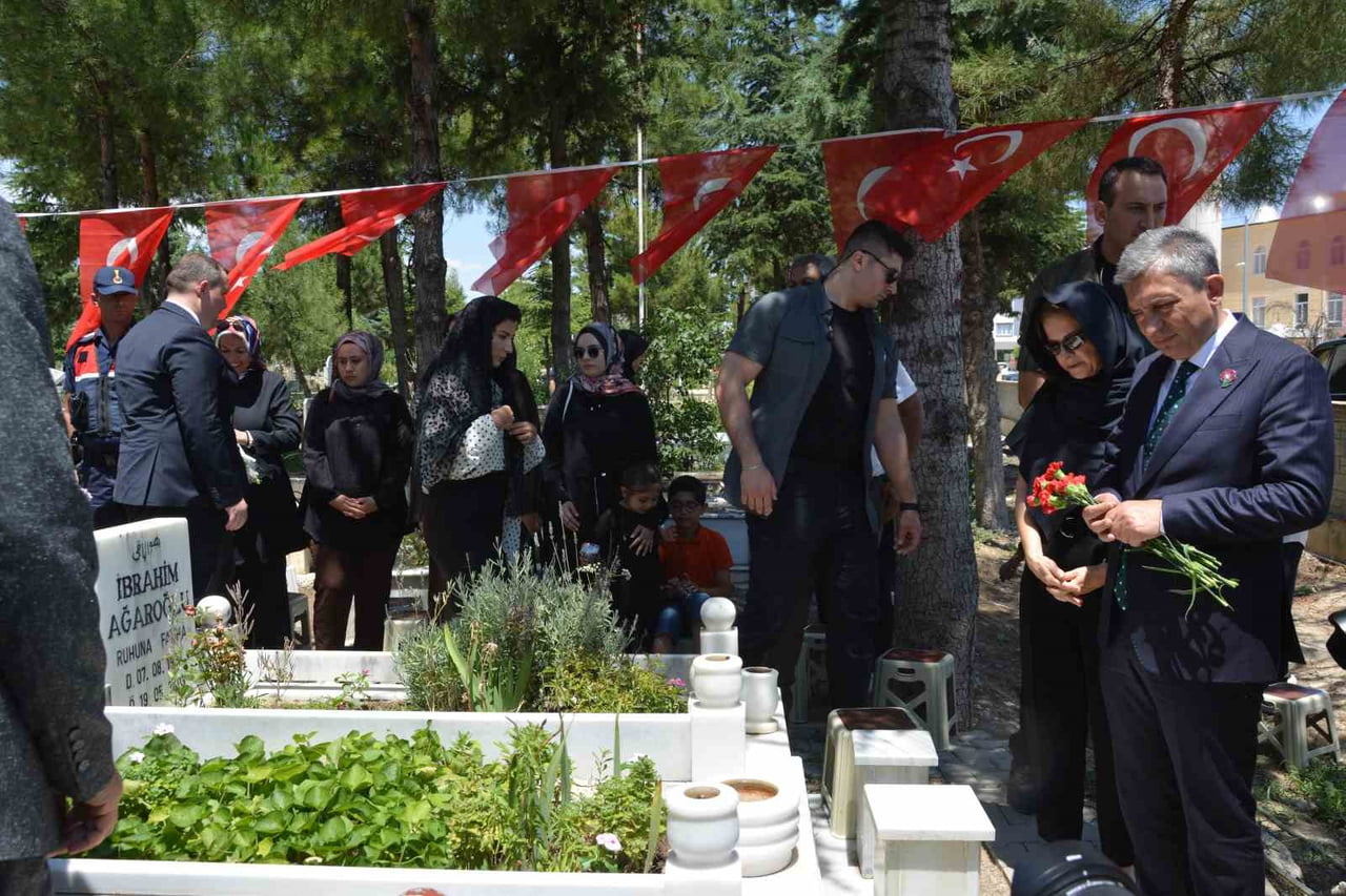 15 TEMMUZ ŞEHİDİ AĞAROĞLU, MEZARI BAŞINDA YAD EDİLDİ